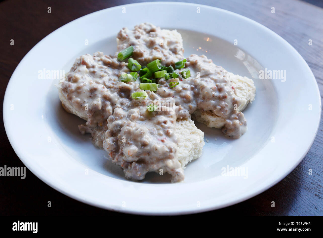 Biscotti e sugo di carne servita a Charleston, Carolina del Sud, Stati Uniti d'America. Il piatto è una tradizionale colazione del Sud Foto Stock