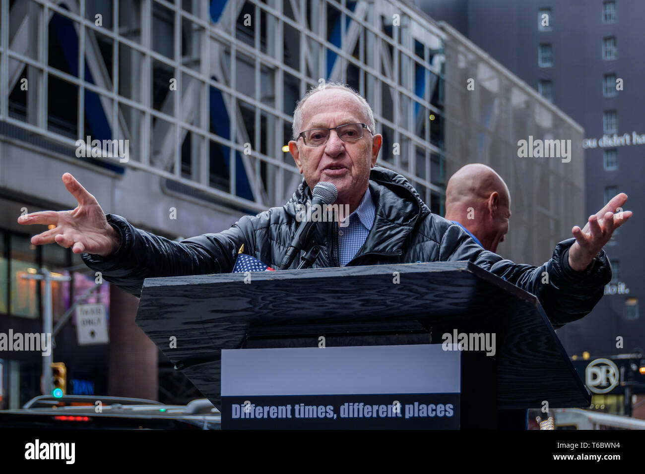 New York, Stati Uniti. 29 apr, 2019. Alan Dershowitz - organizzazioni ebraiche terrà una manifestazione di protesta di lunedì, 29 aprile 2019 al di fuori del New York Times uffici, oltre il presunto anti-semita cartoon pubblicato nel giornale raffigurante il Primo Ministro israeliano Benjamin Netanyahu come un cane al guinzaglio tenuto da un cieco presidente Donald Trump. Credito: Erik McGregor/Pacific Press/Alamy Live News Foto Stock