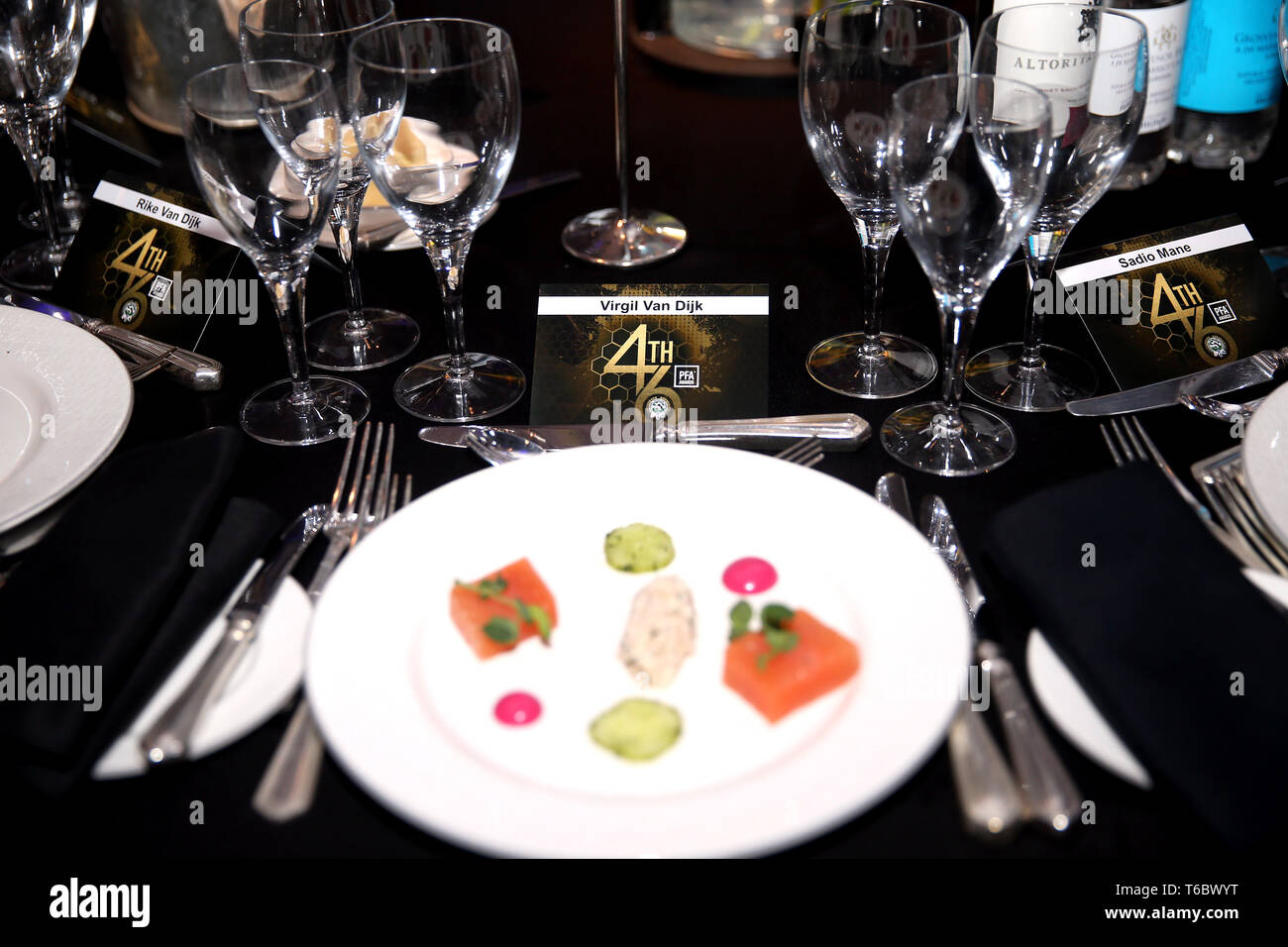 La disposizione dei tavoli e di opzioni per il pranzo e la cena durante il 2019 PFA premi al Grosvenor House Hotel di Londra. Stampa foto di associazione. Picture Data: domenica 28 aprile, 2019. Vedere PA storia SOCCER PFA. Foto di credito dovrebbe leggere: Steven Paston/PA FILO Foto Stock