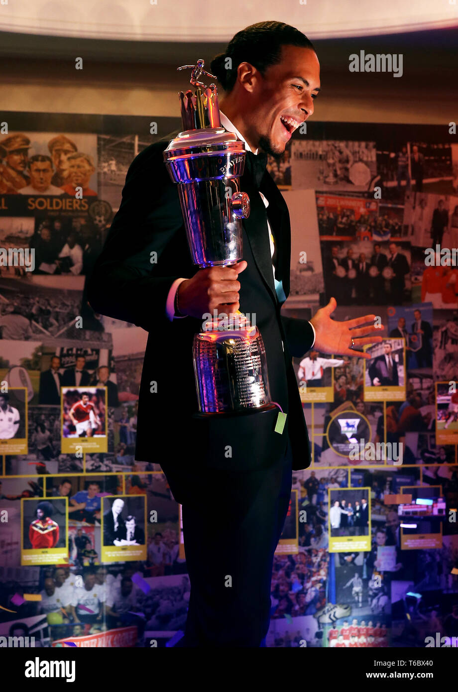 Di Liverpool Virgilio van Dijk celebra con la PFA giocatore del premio di anno durante il 2019 PFA premi al Grosvenor House Hotel di Londra. Stampa foto di associazione. Picture Data: domenica 28 aprile, 2019. Vedere PA storia SOCCER PFA. Foto di credito dovrebbe leggere: Steven Paston/PA FILO Foto Stock