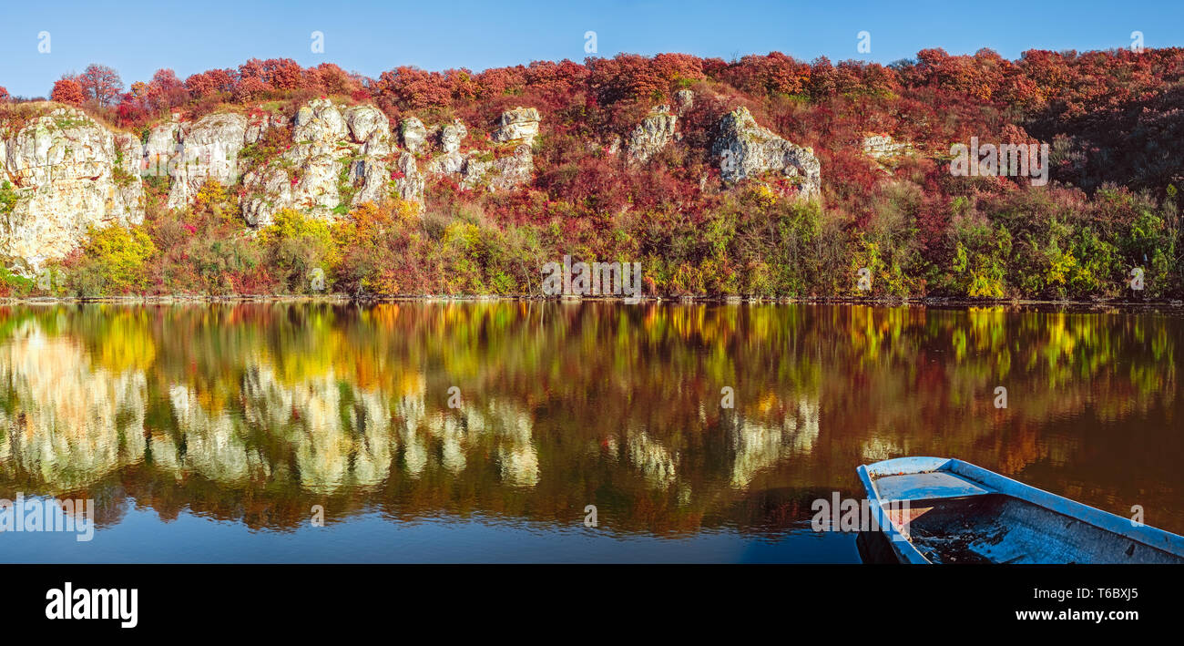 Autunno di scena sul lago Foto Stock