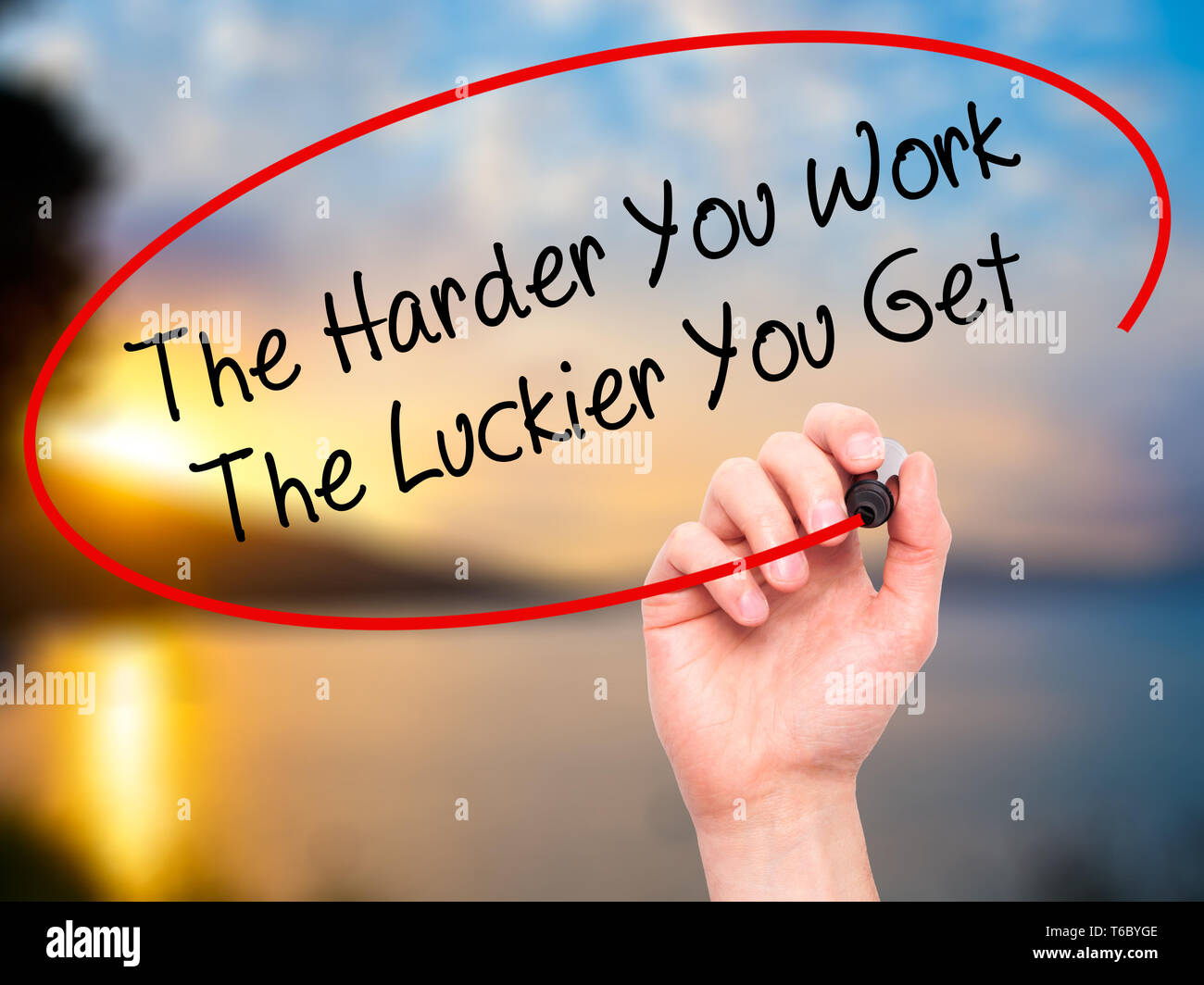 Man mano che scrive il più duro è il lavoro più fortunati si ottiene con pennarello nero su schermo visivo Foto Stock Man mano che scrive il più duro è il lavoro più fortunati si ottiene con pennarello nero su schermo visivo Foto Stock