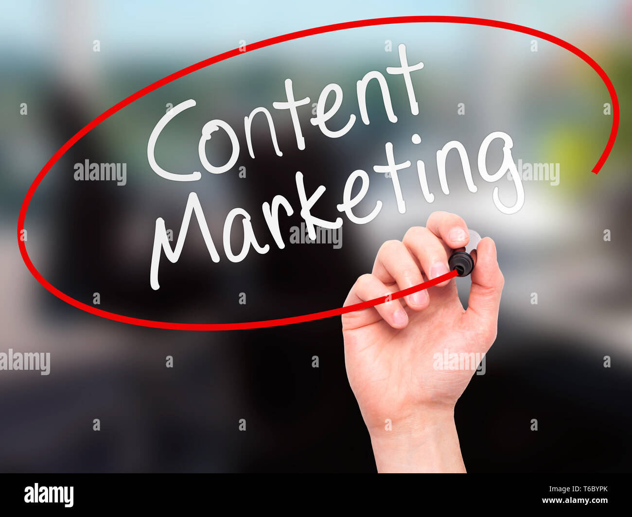 Man mano che scrive i contenuti di marketing con marcatore sul trasparente scheda di pulizia Foto Stock