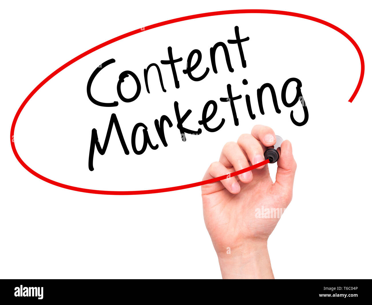 Man mano che scrive i contenuti di marketing con marcatore sul trasparente scheda di pulizia Foto Stock