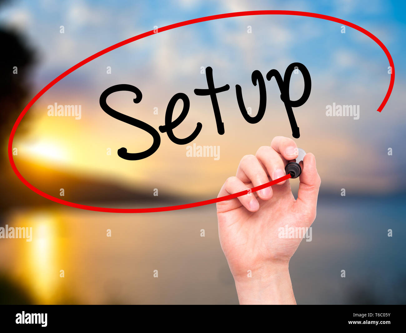 Man mano che scrive la configurazione con pennarello nero su schermo visivo Foto Stock