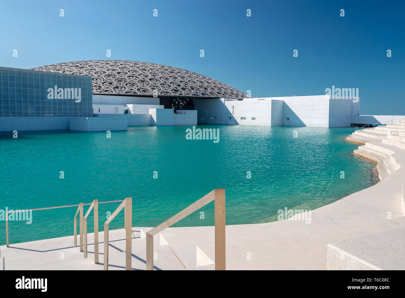 Louvre, Abu Dhabi, Emirati Arabi Uniti - il famoso museo dell'architetto francese Jean Nouvel Foto Stock