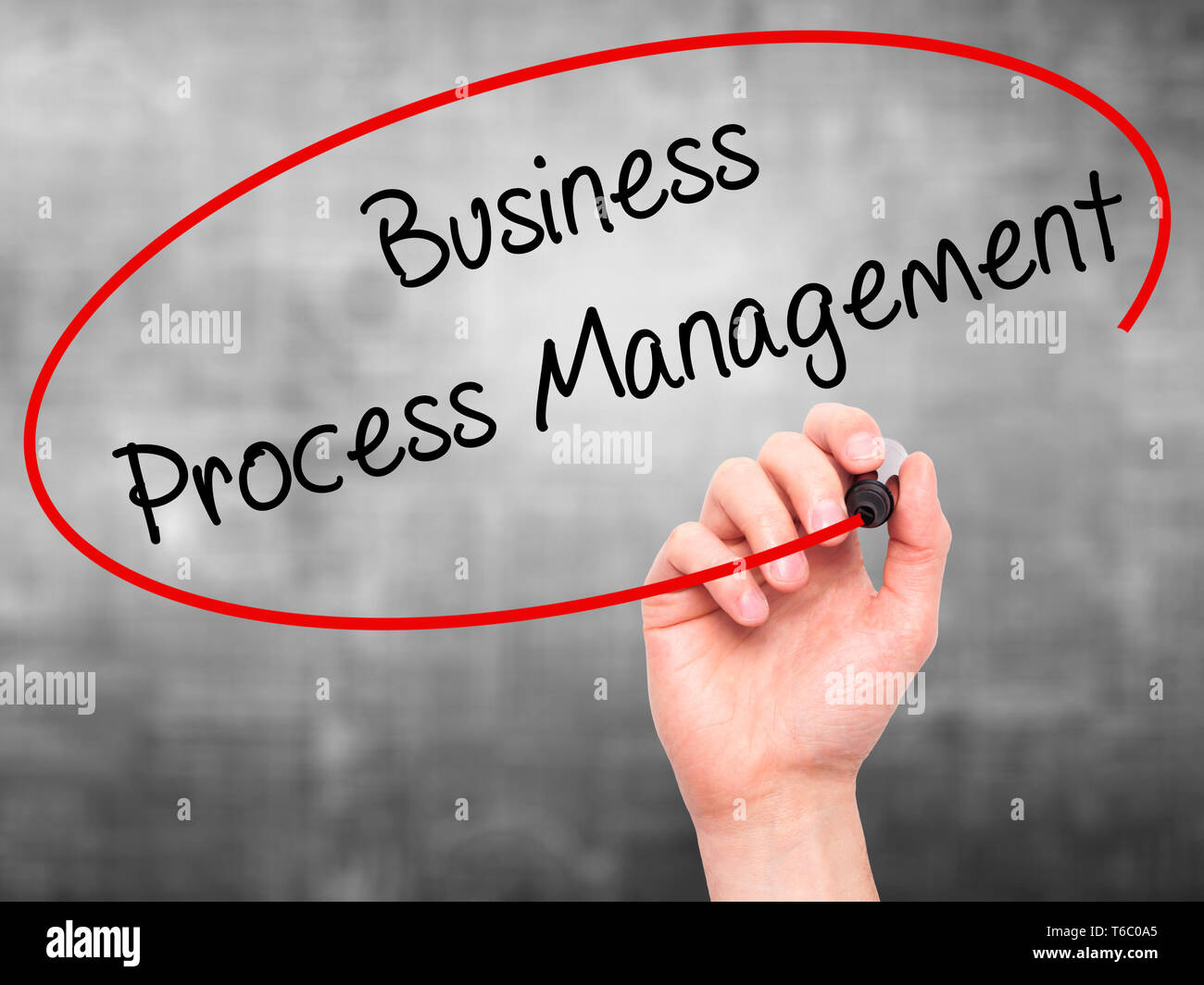 Man mano che scrive la gestione processo di business con pennarello nero su schermo visivo Foto Stock