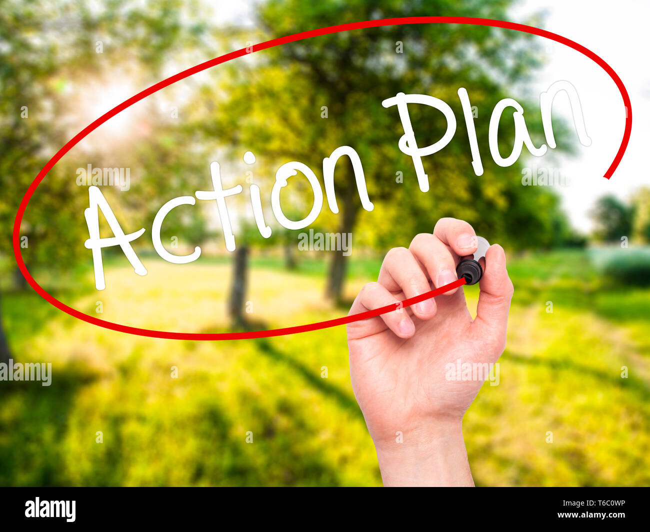 Man mano che scrive piano di azione con il pennarello nero su schermo visivo Foto Stock