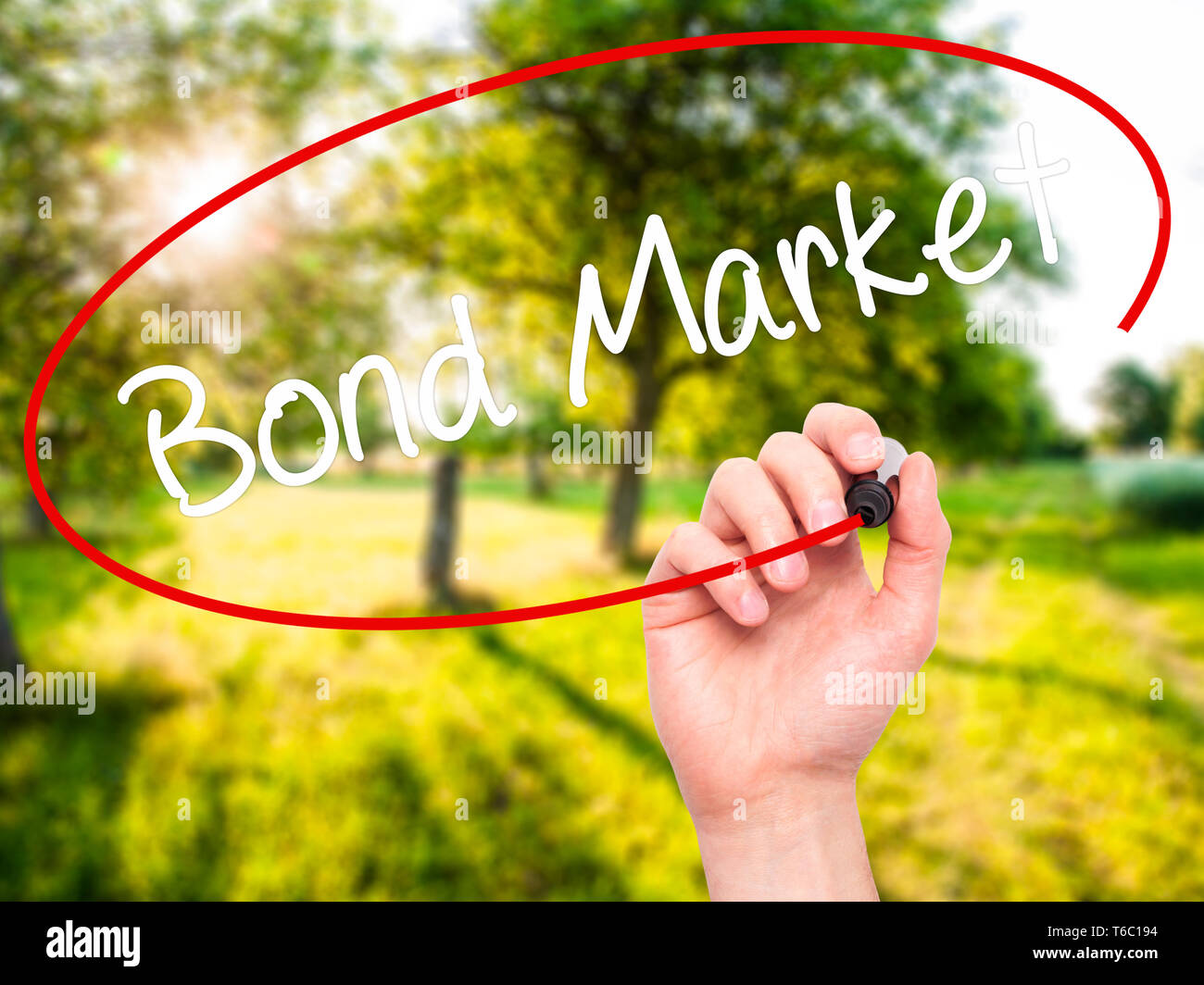 L'uomo la scrittura a mano Bond Market con pennarello nero su schermo visivo Foto Stock