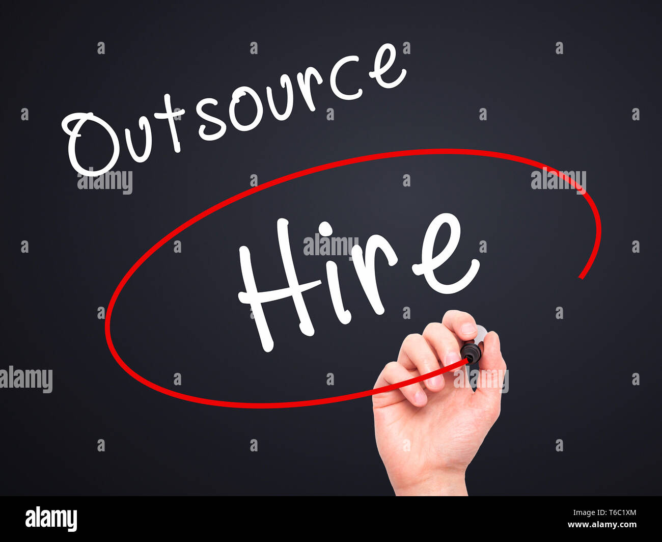 L'uomo la scrittura a mano e scegliendo di Noleggiare invece di esternalizzare con pennarello nero su schermo visivo Foto Stock