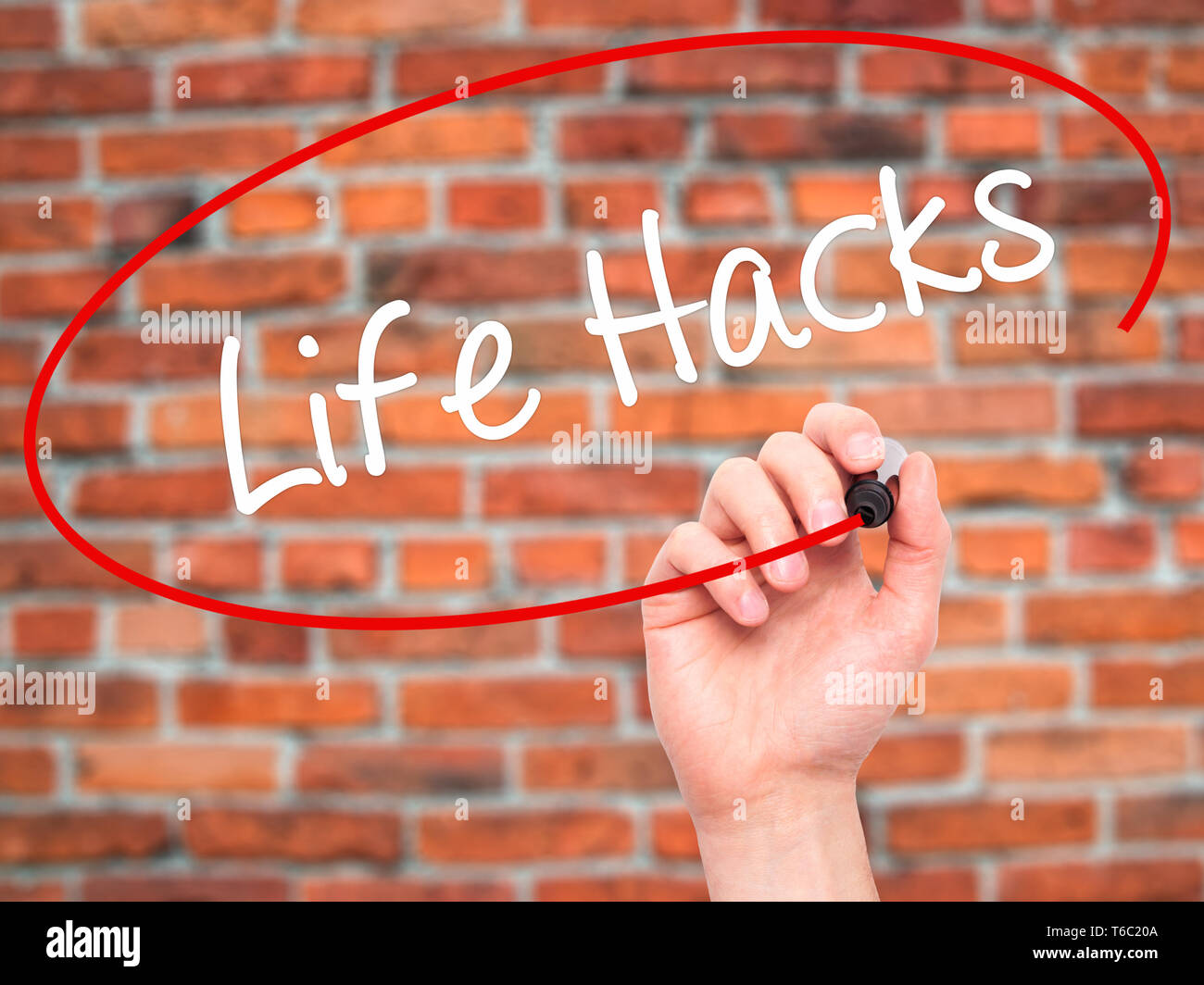 Man mano che scrive la vita Hack con pennarello nero su schermo visivo Foto Stock