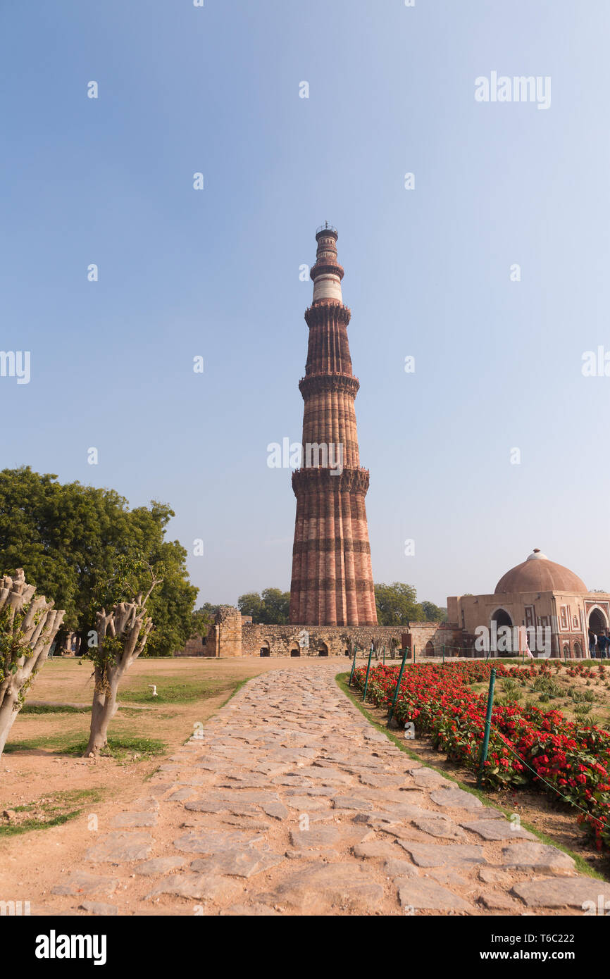 Percorso di Qutub Minar con n. di persone in New Delhi India Foto Stock