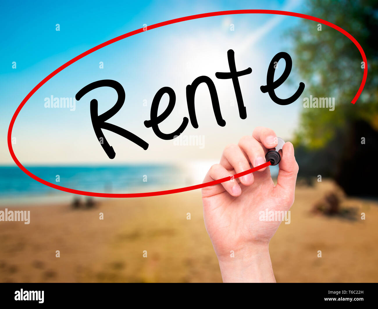 Man mano che scrive Rente (pensione in tedesco) con pennarello nero su schermo visivo. Foto Stock