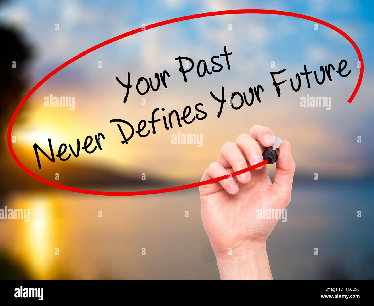 Man mano che scrive il vostro passato mai definisce il tuo futuro con pennarello nero su schermo visivo Foto Stock