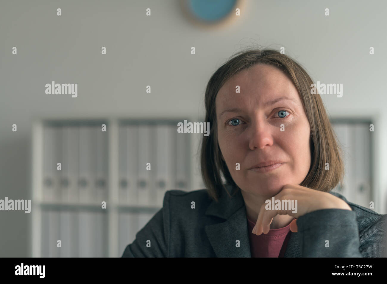 Imprenditrice di piangere in ufficio, ritratto di donna triste persona d'affari con le lacrime agli occhi Foto Stock