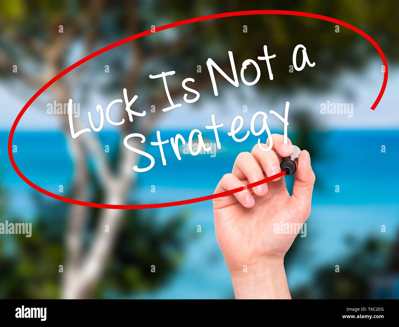 Man mano che scrive la fortuna non è una strategia con pennarello nero su schermo visivo Foto Stock