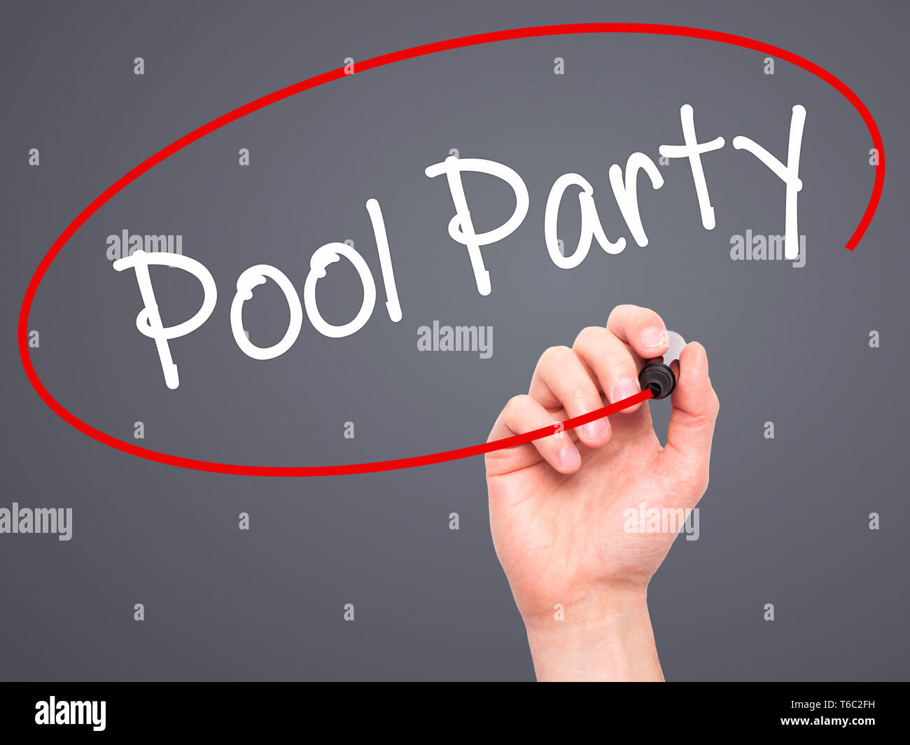 Man mano che scrive party in piscina con pennarello nero su schermo visivo Foto Stock