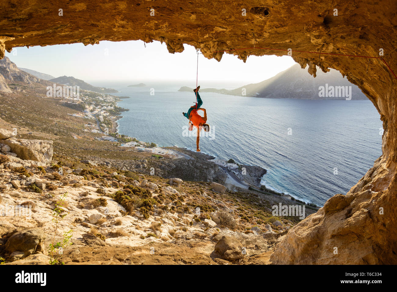 Rocciatore appeso sulla corda dopo la caduta della scogliera, arrampicata in grotta. Kalymnos Island, Grecia. Foto Stock