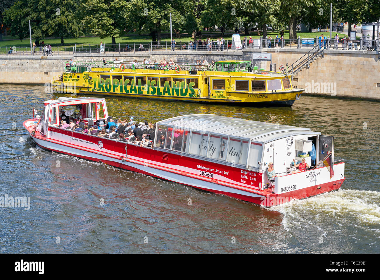 Imbarcazioni per escursioni sul fiume Sprea a Berlino. Foto Stock
