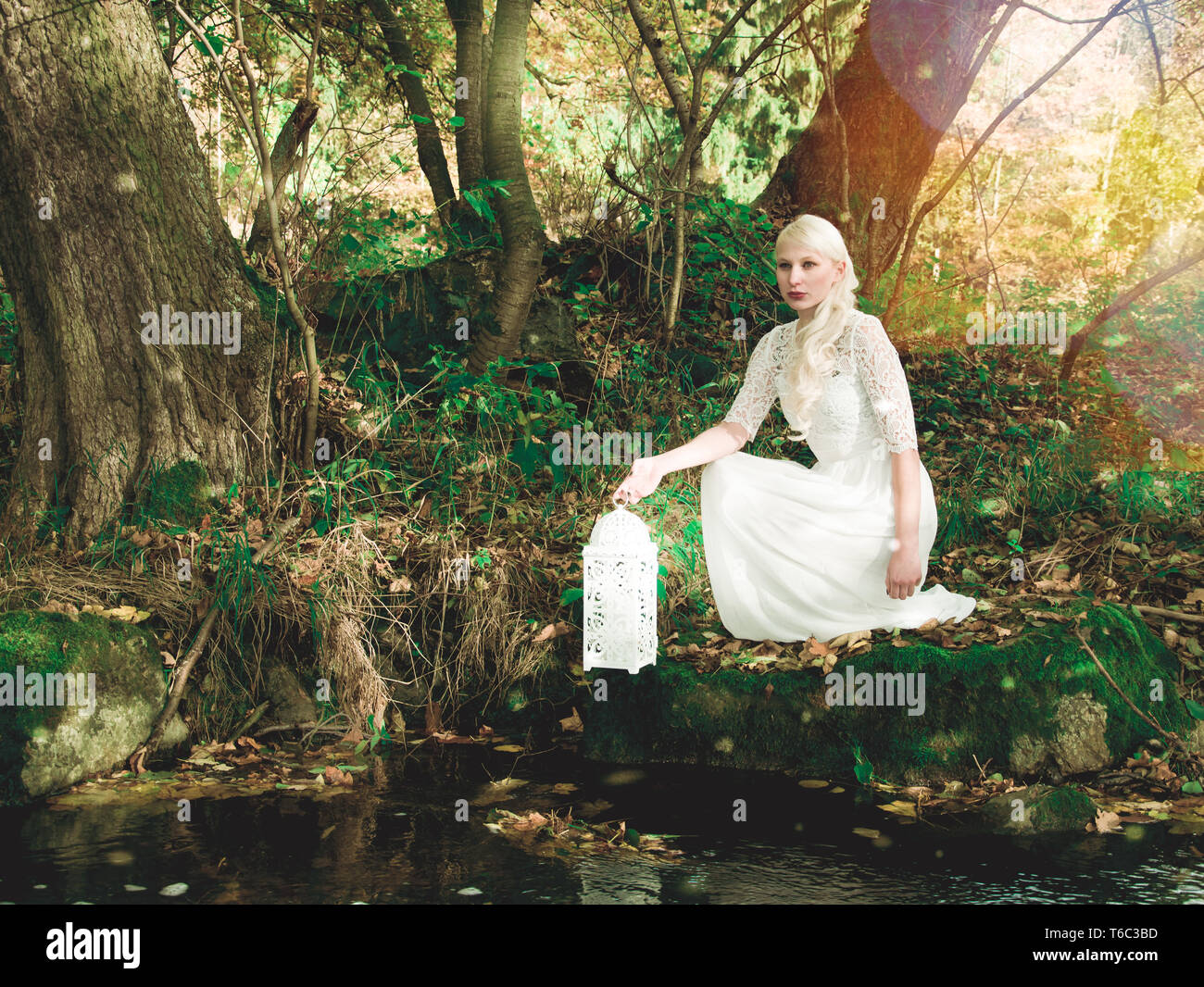 Stupendo giovane donna in bianco con una birdcage Foto Stock