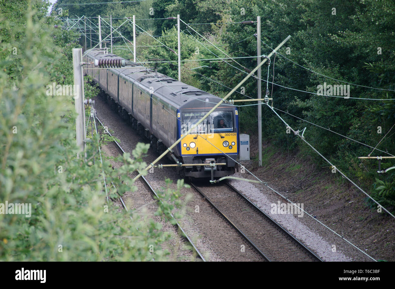 Regno Unito treno elettrico carrello quattro unità di pezzo sulla via Foto Stock
