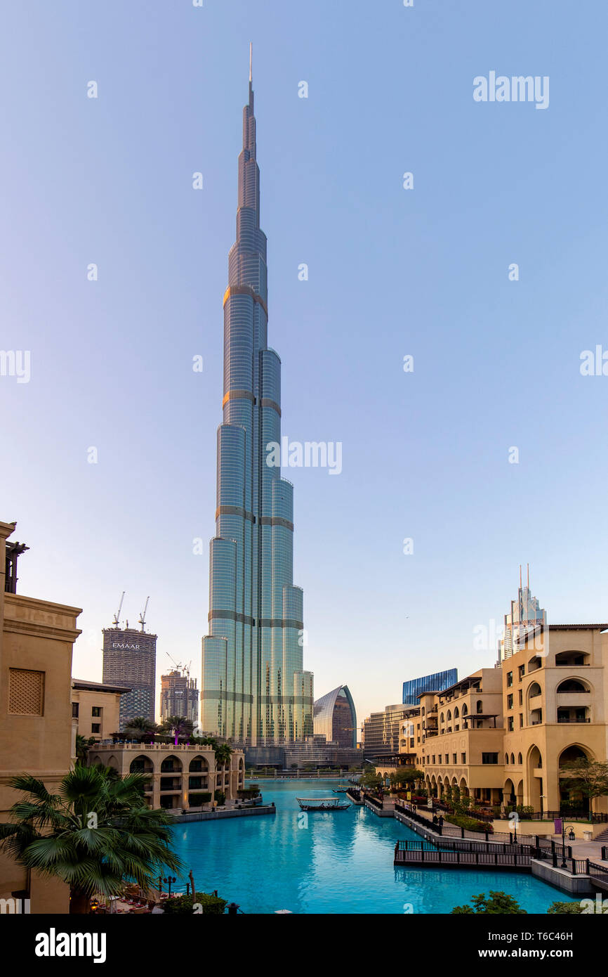 I UAE Dubai Burj Khalifa da Dubai Mall Gardens Foto Stock