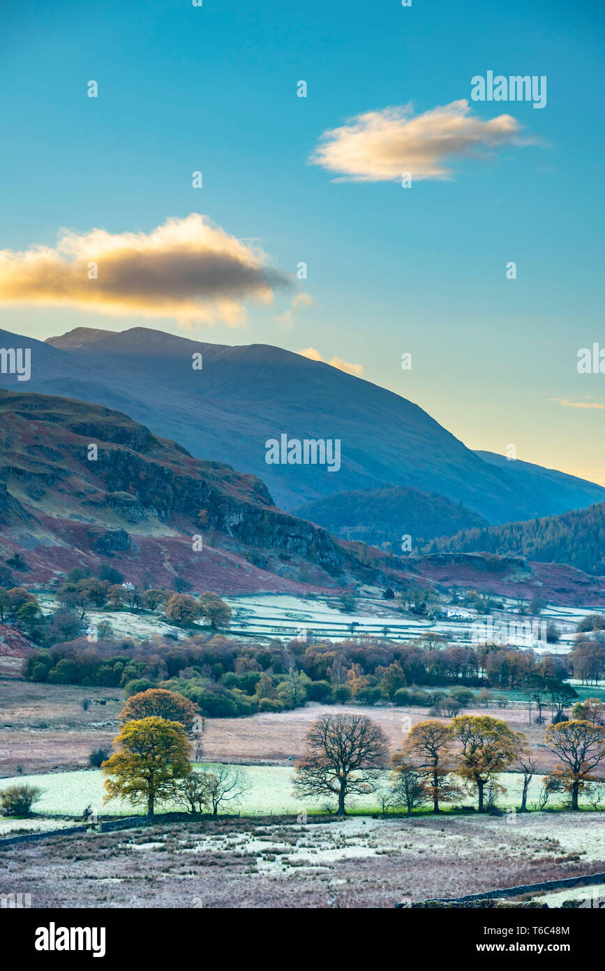 Regno Unito, Cumbria, Lake District, Keswick, Helvellyn da vicino Castlerigg Foto Stock