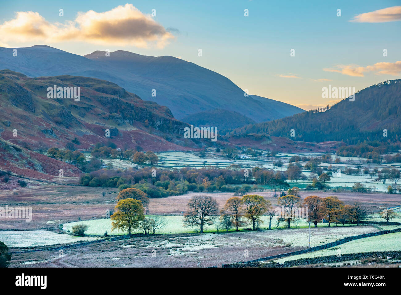 Regno Unito, Cumbria, Lake District, Keswick, Helvellyn da vicino Castlerigg Foto Stock
