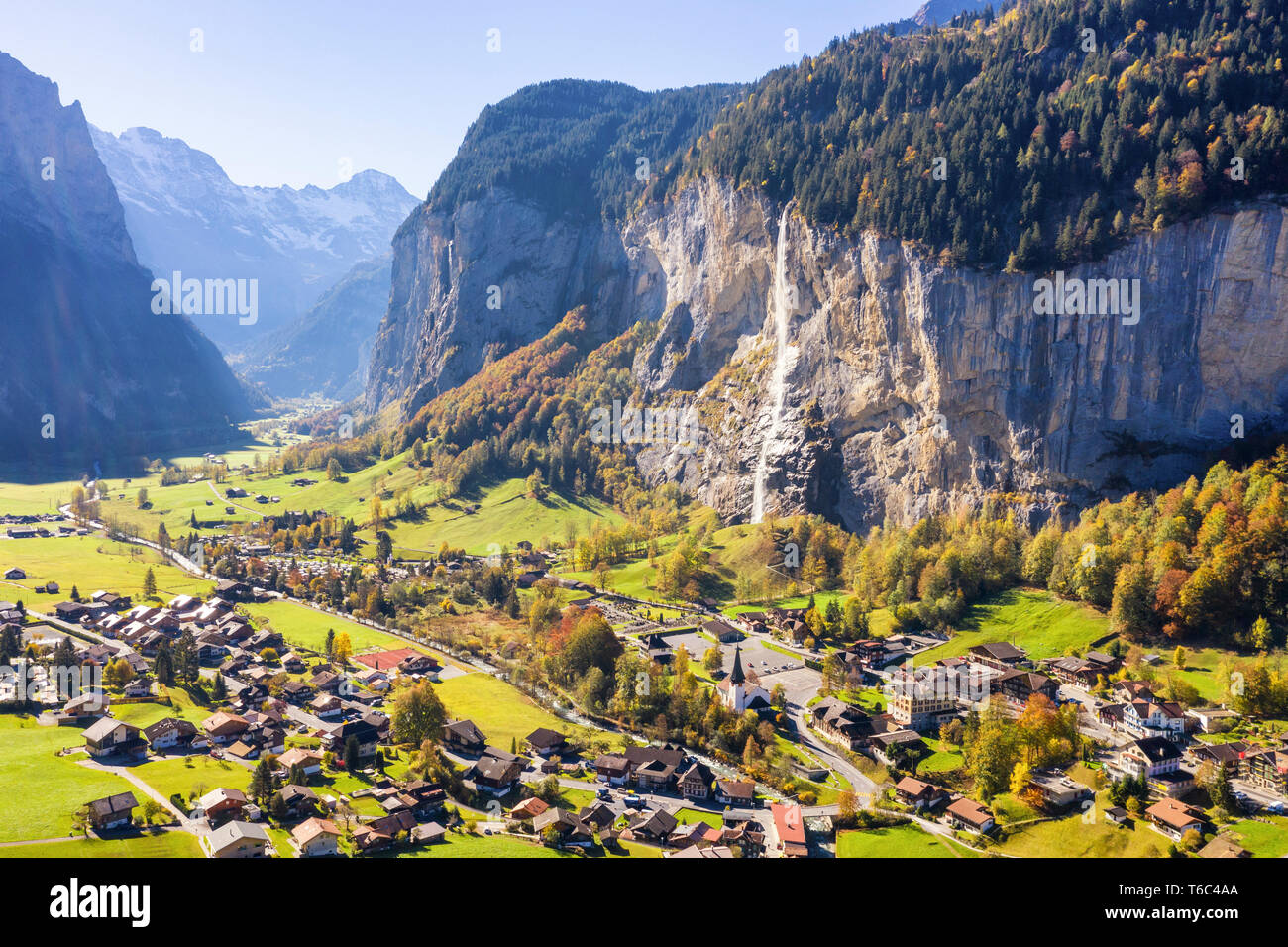 Vista aerea del Lauterbrunnen. Lauterbrunnen, cantone di Berna, Svizzera, Europa Foto Stock