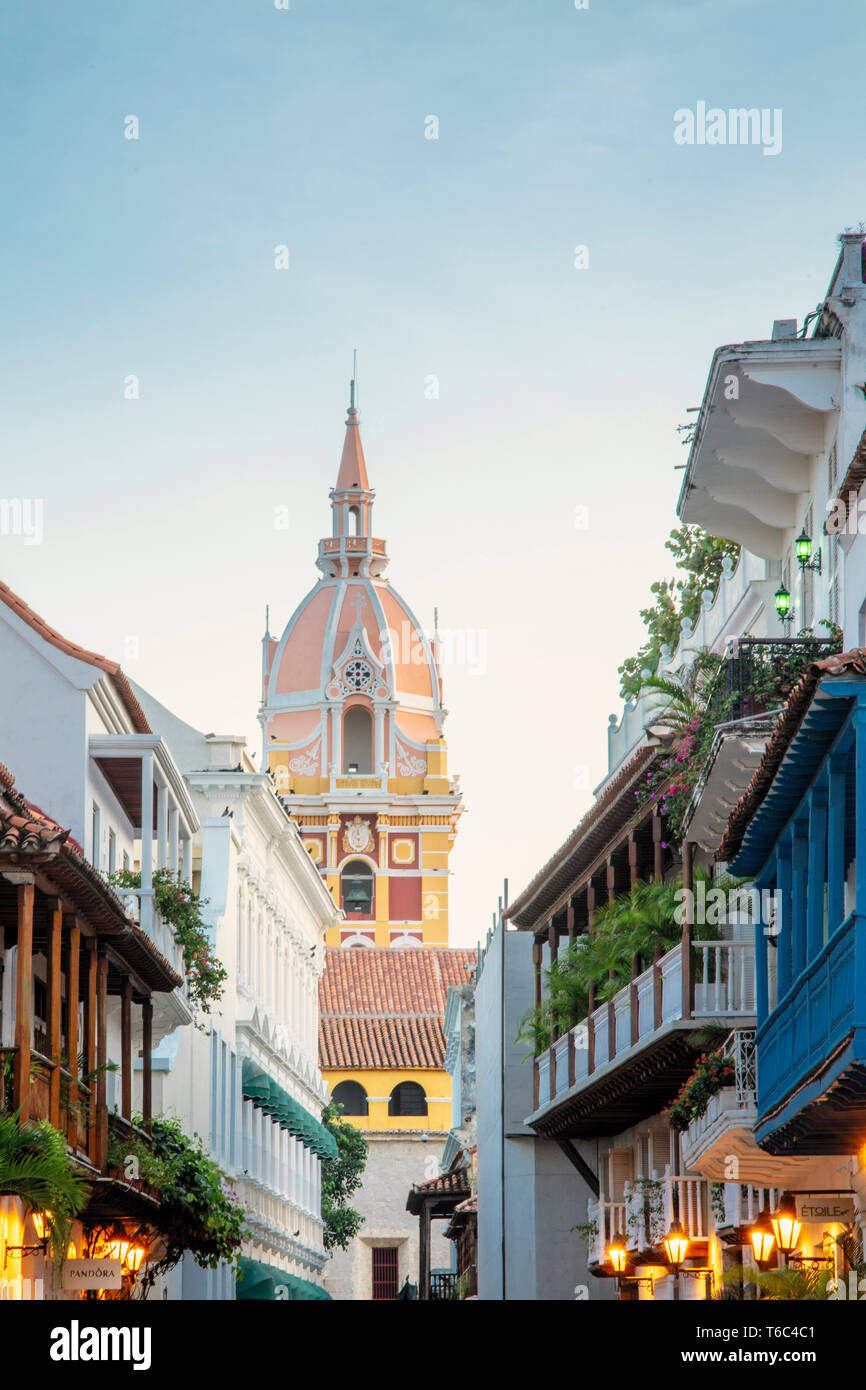 La Colombia, Costa Caraibica, Cartagena, vista di edifici coloniali nel vecchio centro della città alla ricerca lungo Calle del Landrinal alla Cattedrale Foto Stock