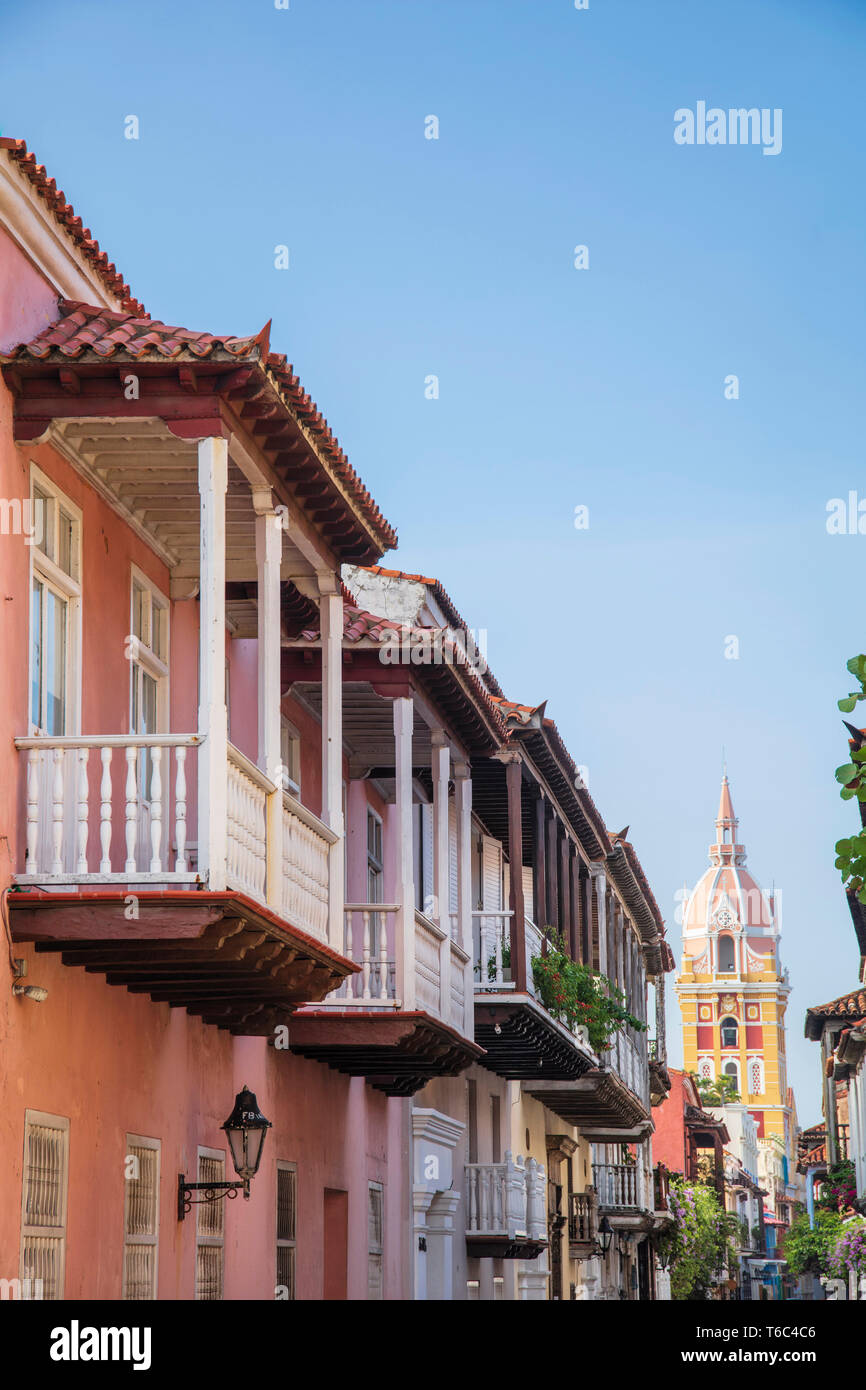 La Colombia, Costa Caraibica, Cartagena, vista di edifici coloniali nel vecchio centro della città alla ricerca lungo Calle del Landrinal alla Cattedrale Foto Stock