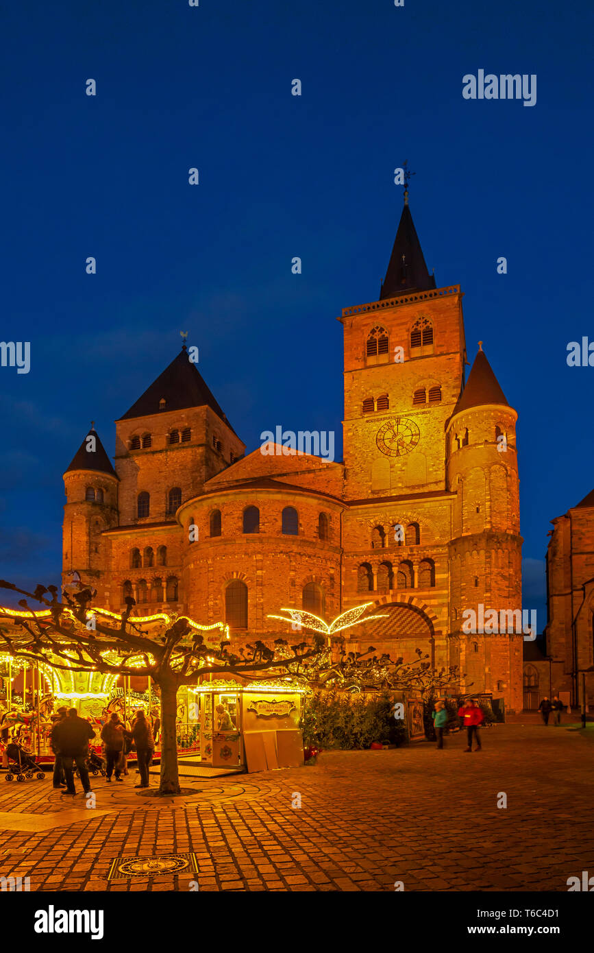 Mercatino di Natale a Domfreihof con la Basilica di San Pietro, Treves, Renania-Palatinato, Germania Foto Stock