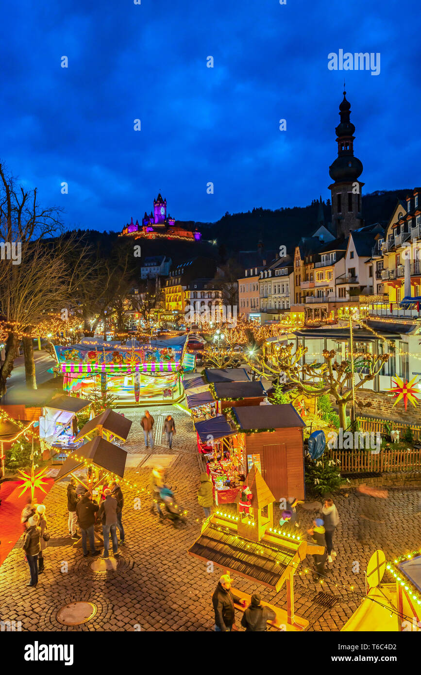 Mercatino di Natale con sul Reichsburg Cochem, Cochem, Renania-Palatinato, Germania Foto Stock