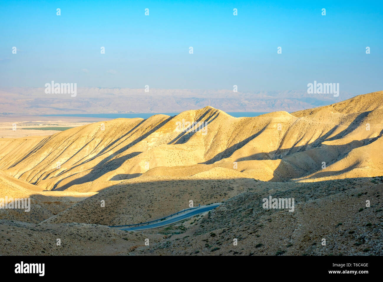 Palestina, West Bank, Gerico. Vista verso il Mar Morto e in Giordania dal Wadi Quelt. Foto Stock