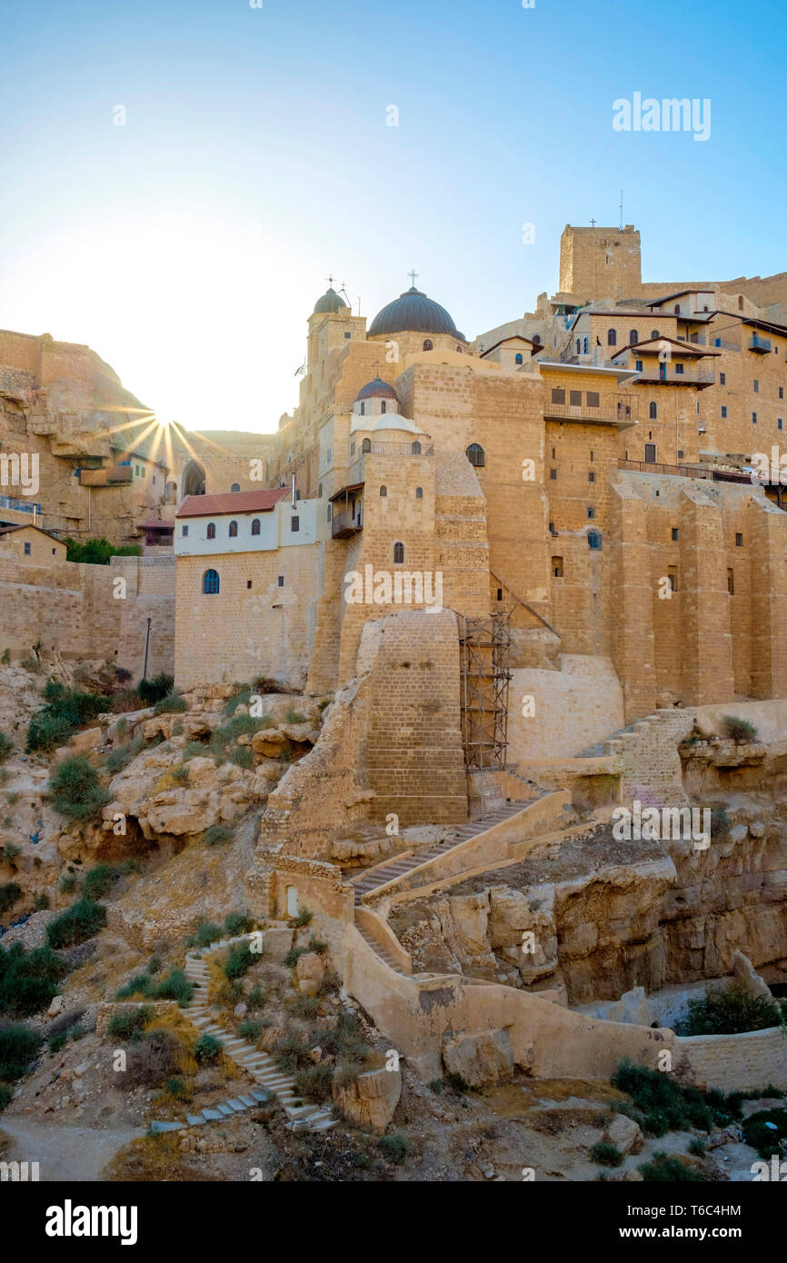 Palestina, West Bank, Governatorato di Betlemme, Al-Ubeidiya. Mar Saba monastero, costruito nella roccia del Kidron nel deserto della Giudea. Foto Stock