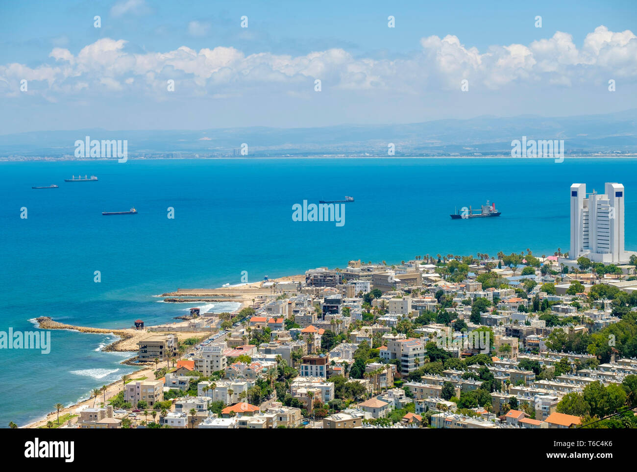 Israele, Distretto di Haifa, Haifa. Ad alto angolo di vista del centro di Haifa dal Monte Carmelo. Foto Stock