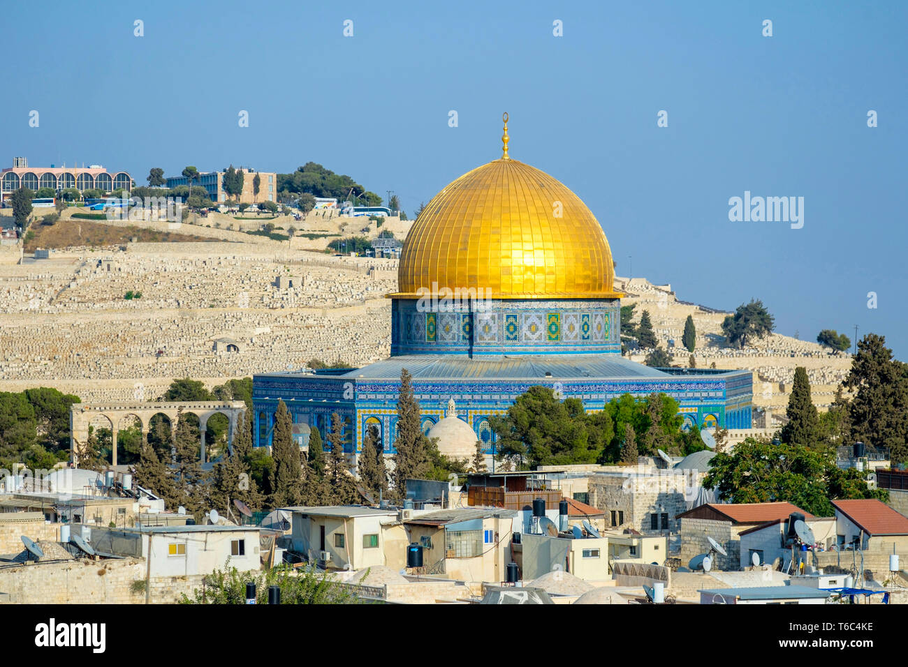 Israele, distretto di Gerusalemme, Gerusalemme. Cupola della roccia sul Monte del Tempio e edifici della Città Vecchia di fronte al monte degli Ulivi. Foto Stock