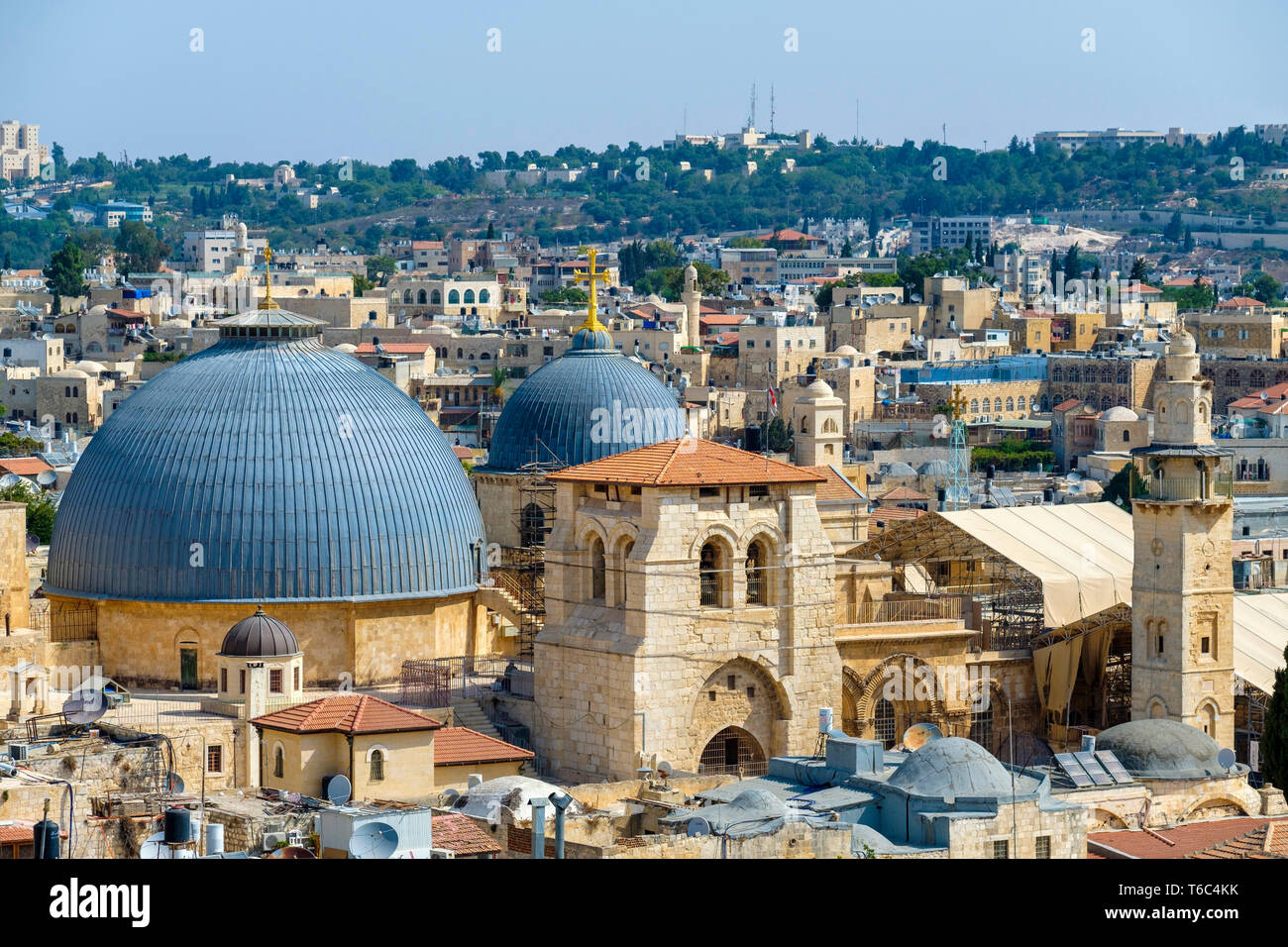 Israele, distretto di Gerusalemme, Gerusalemme. Ad alto angolo di visione della Chiesa del Santo Sepolcro e edifici della città vecchia. Foto Stock