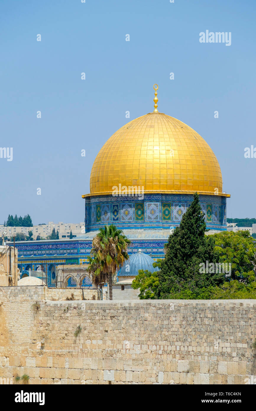Israele, distretto di Gerusalemme, Gerusalemme. La Cupola della roccia sul Monte del Tempio al di sopra della parete occidentale. Foto Stock