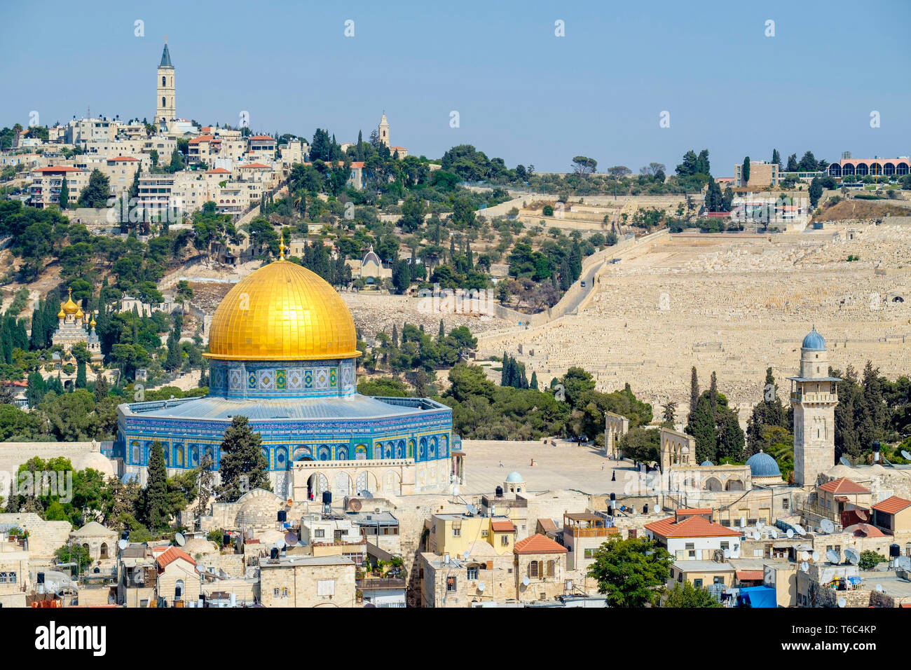 Israele, distretto di Gerusalemme, Gerusalemme. Cupola della roccia sul Monte del Tempio e edifici della Città Vecchia di fronte al monte degli Ulivi. Foto Stock