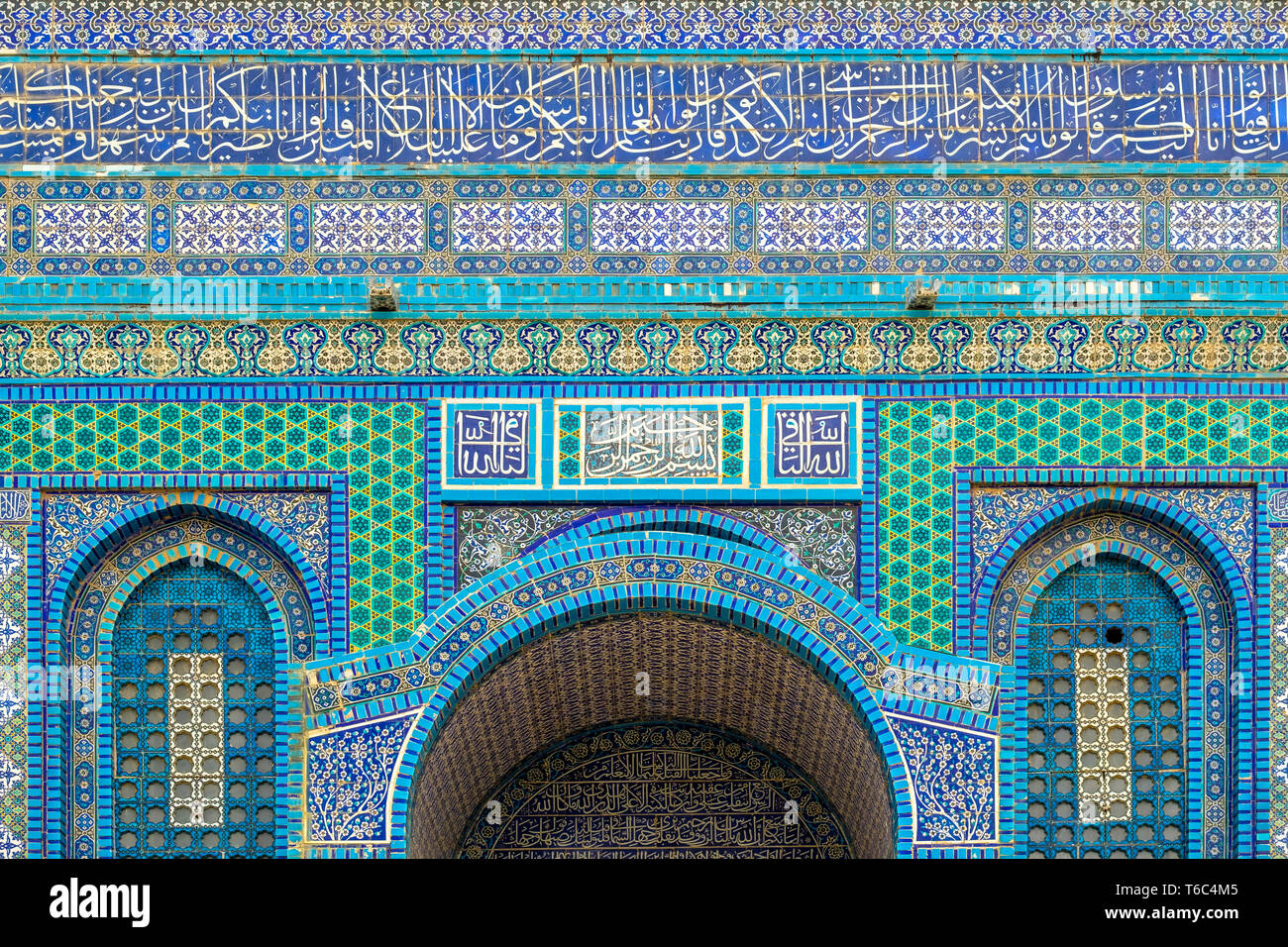 Israele, distretto di Gerusalemme, Gerusalemme. Dettaglio di ornati in piastrelle decorative sulla parte esterna della Cupola della roccia sul Monte del Tempio. Foto Stock