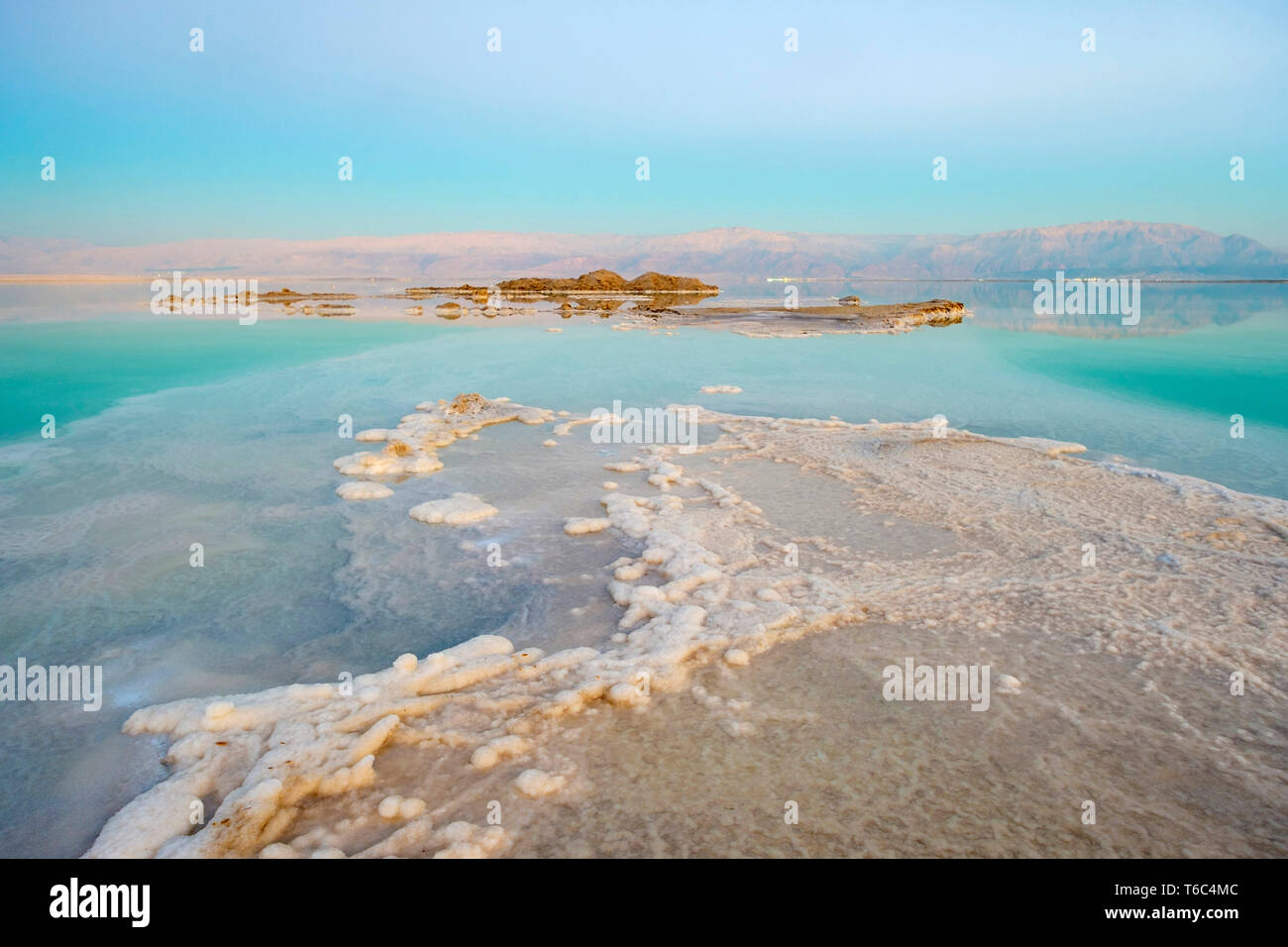 Israele, Sud distretto, Ein Bokek. Formazioni di sale del Mar Morto al tramonto. Foto Stock