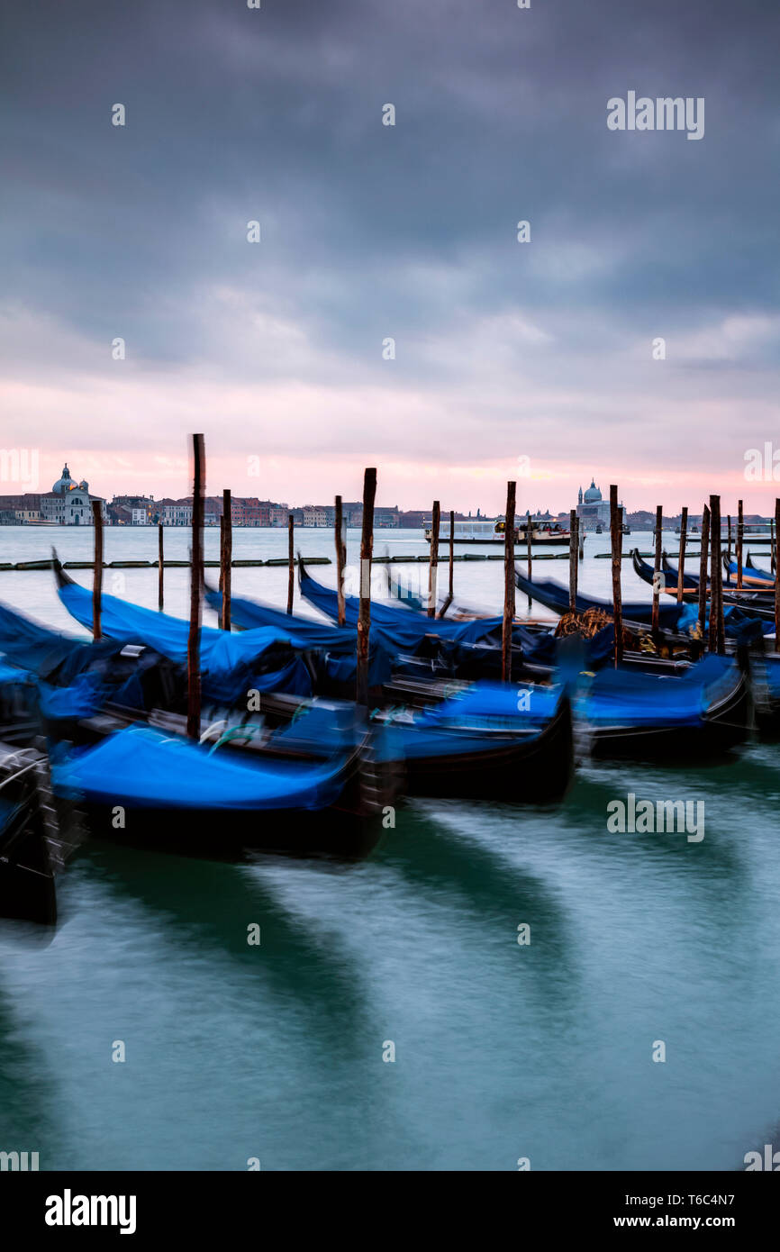 Gondole attraccate al tramonto, il bacino di San Marco, Venezia, Italia Foto Stock