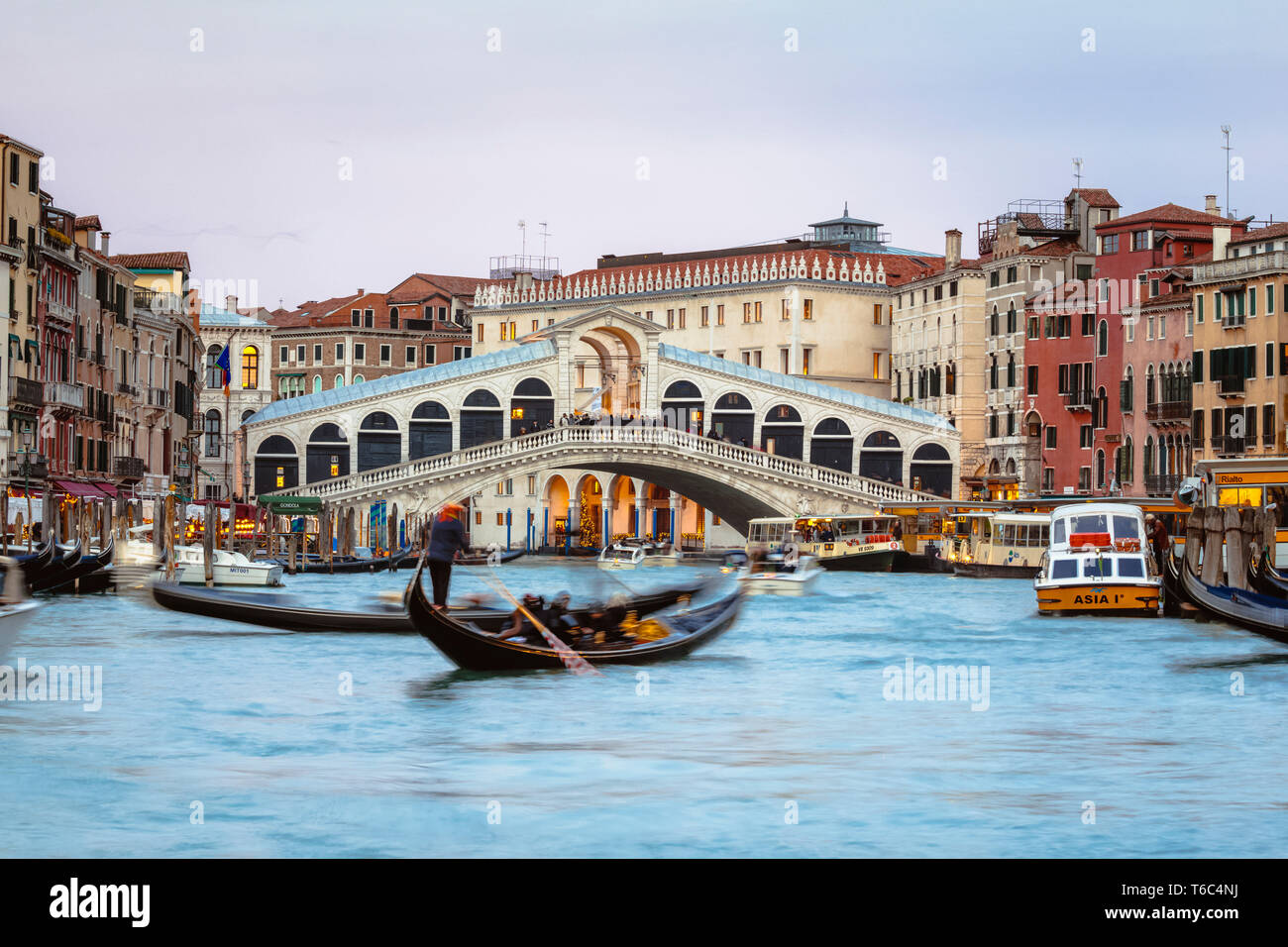 Ponte di Rialto sul Canal Grande al tramonto, Venezia, Italia Foto Stock