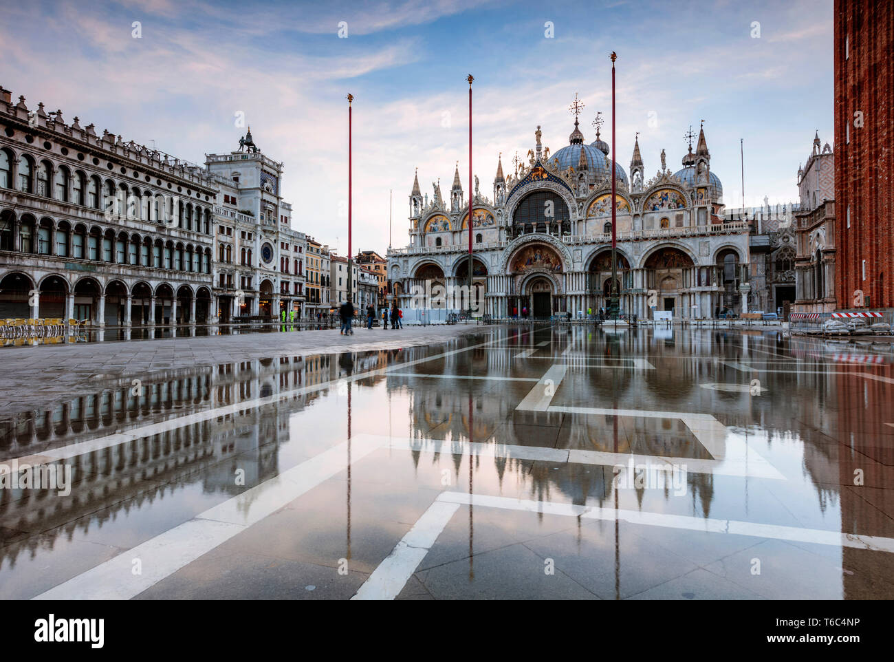 Piazza San Marco allagata da alta marea (Acqua alta), Venezia, Italia Foto Stock
