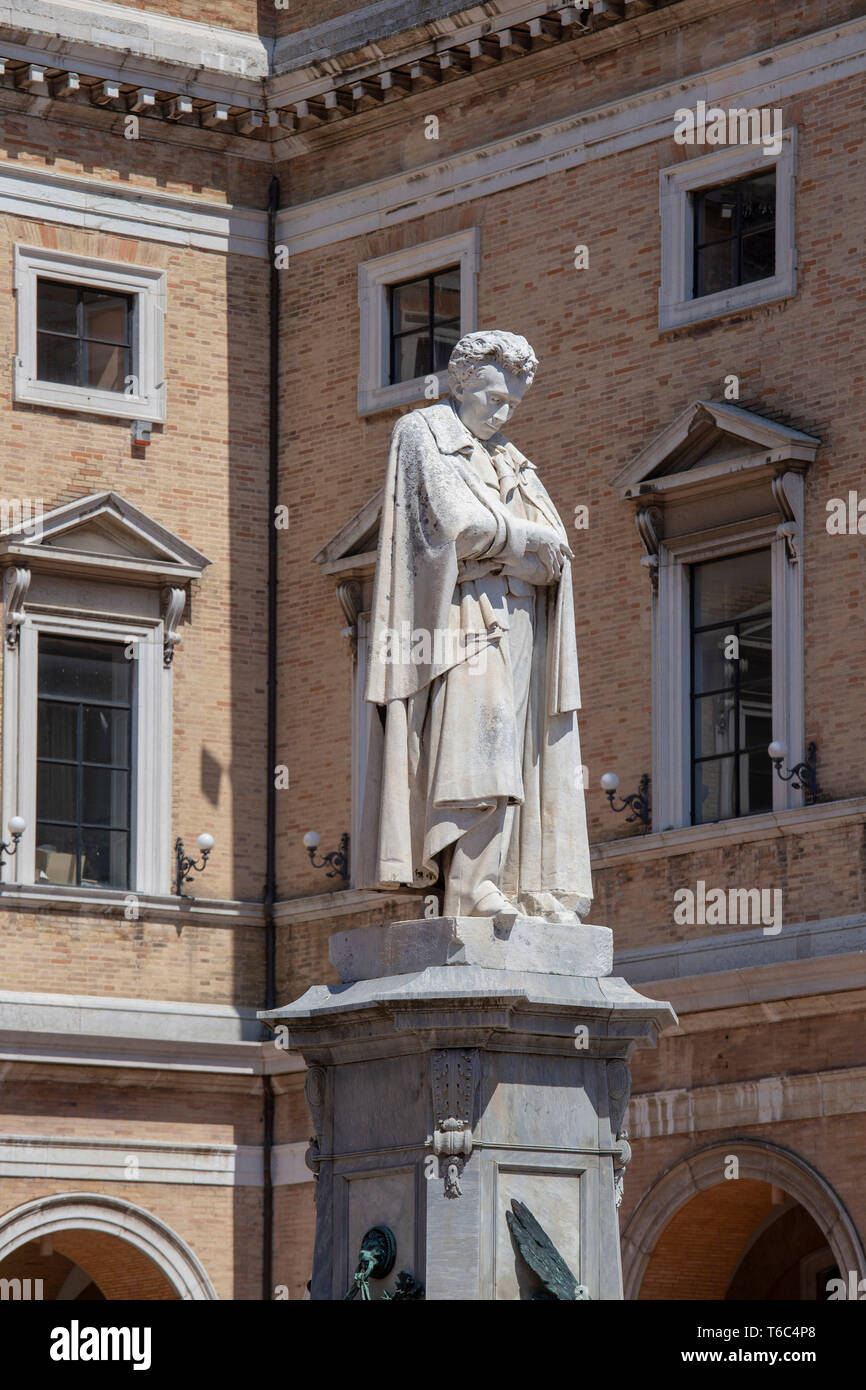 L'Italia, Marche. Distretto di Macerata. Recanati. La statua di Giacomo Leopardi. Foto Stock