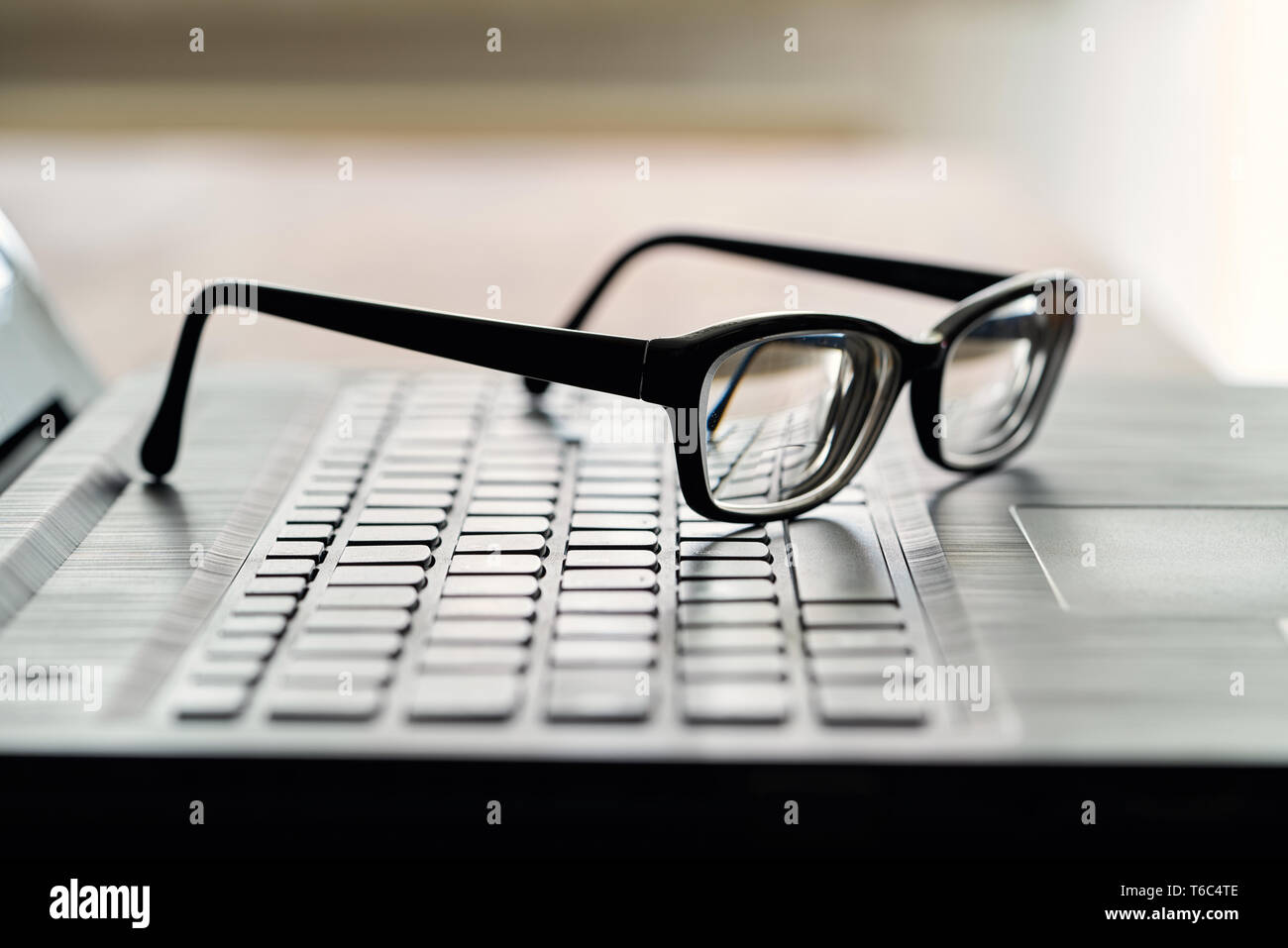 Bicchieri sulla tastiera del computer durante una pausa Foto Stock