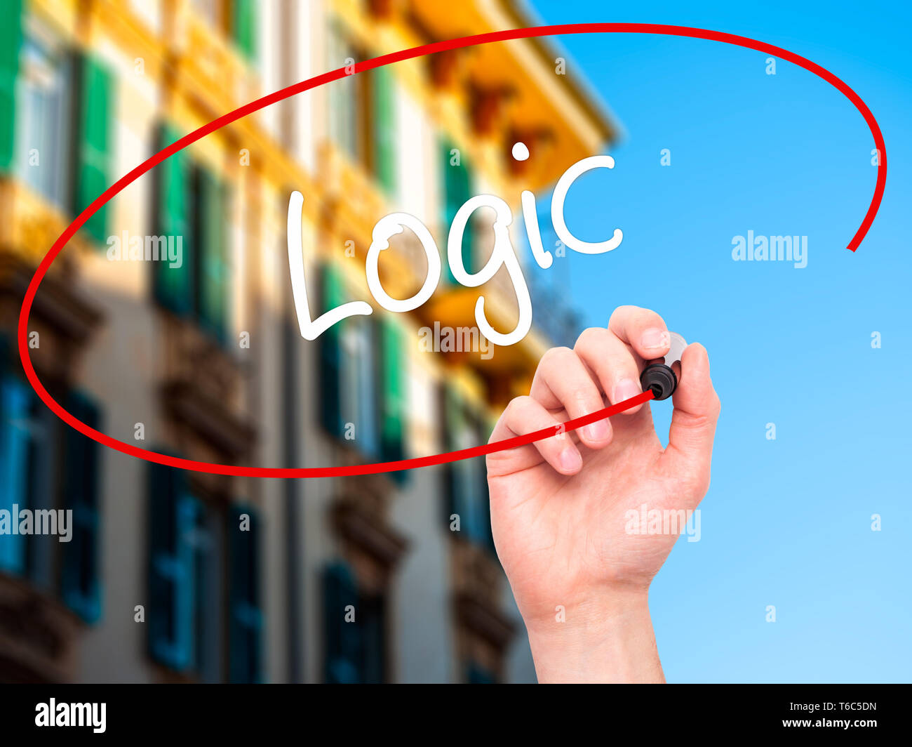 Man mano che scrive la logica con il pennarello nero su schermo visivo Foto Stock