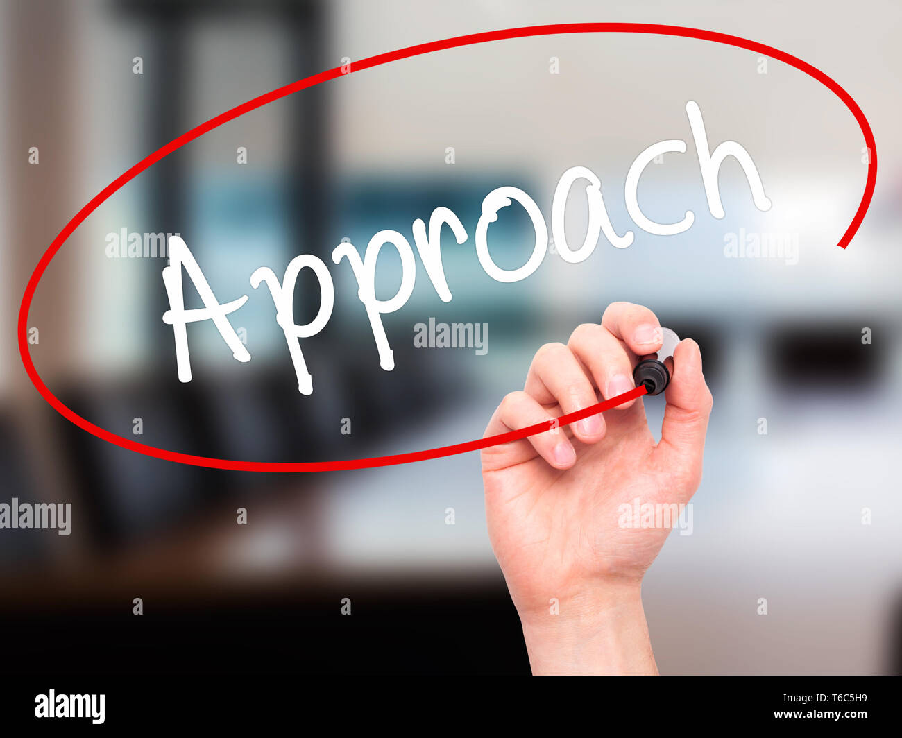 Man mano approccio di scrittura con pennarello nero su schermo visivo Foto Stock