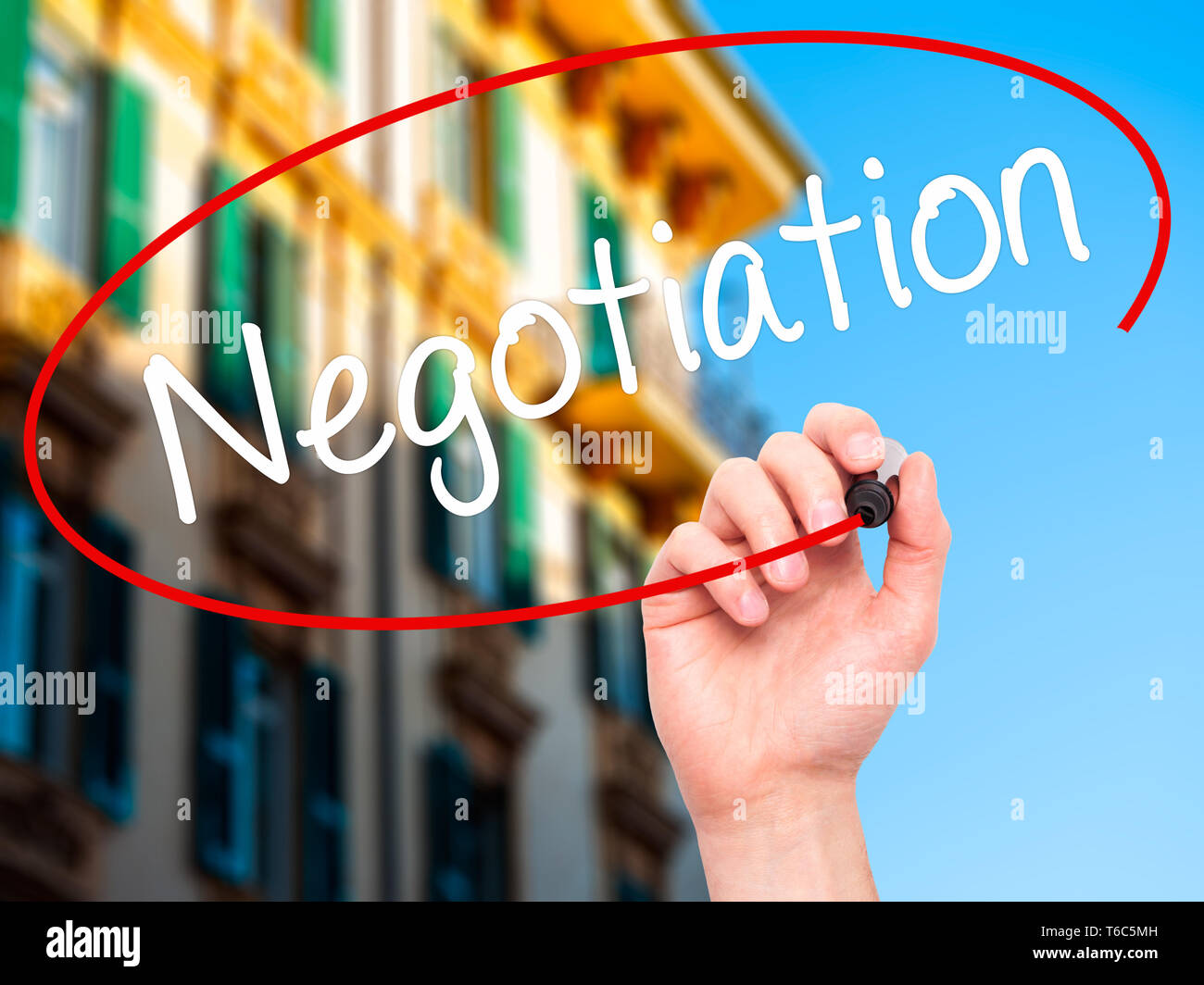 Man mano che scrive il negoziato con il pennarello nero su schermo visivo. Foto Stock